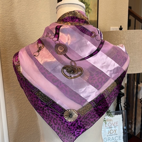 Purple Black Leopard Print Pattern Scarf Gold Tone Chains Sz 36” x 36”  Lavender - Picture 3 of 16